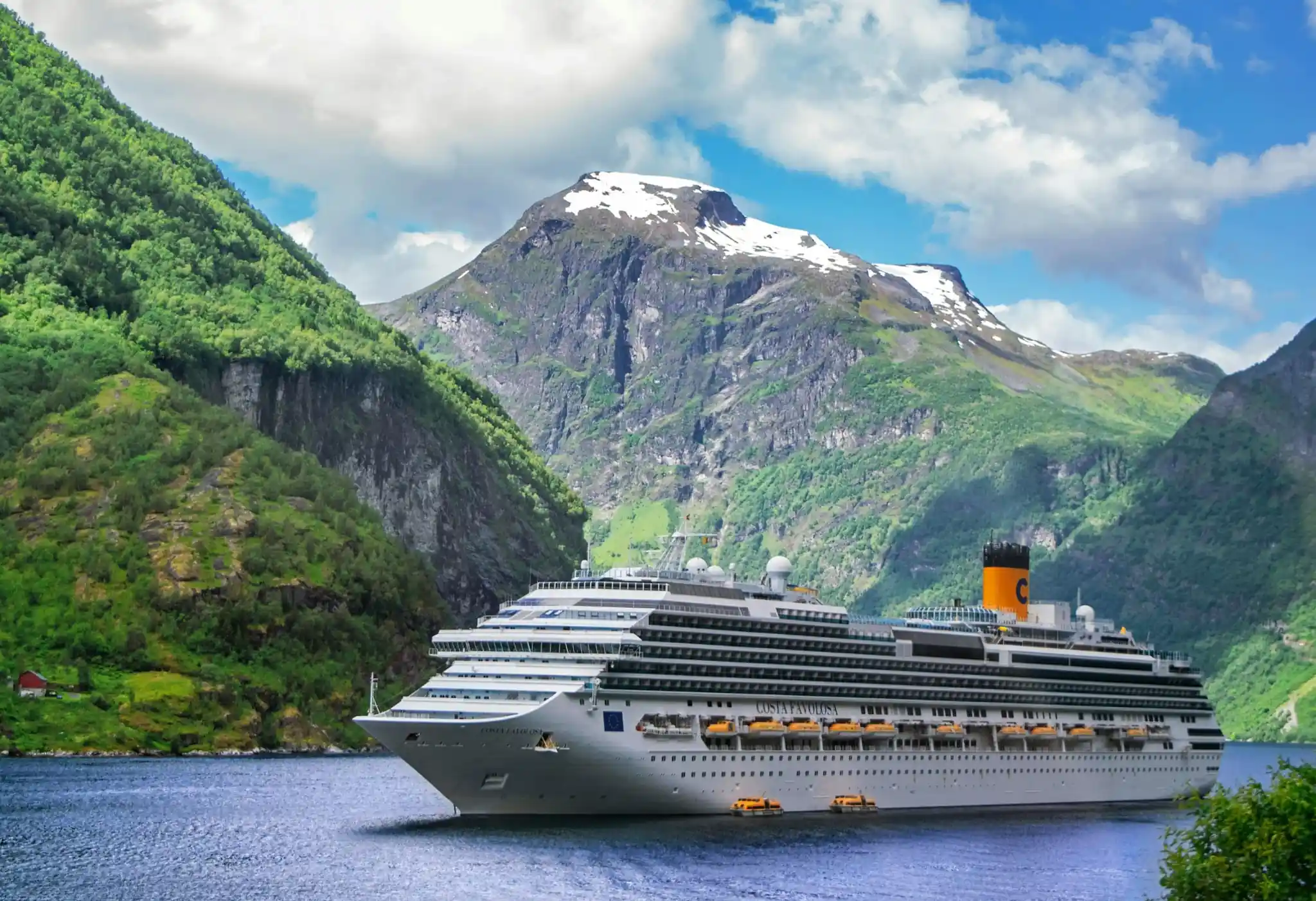 Cruceros por los Fiordos Noruegos — barco entre paredes de roca