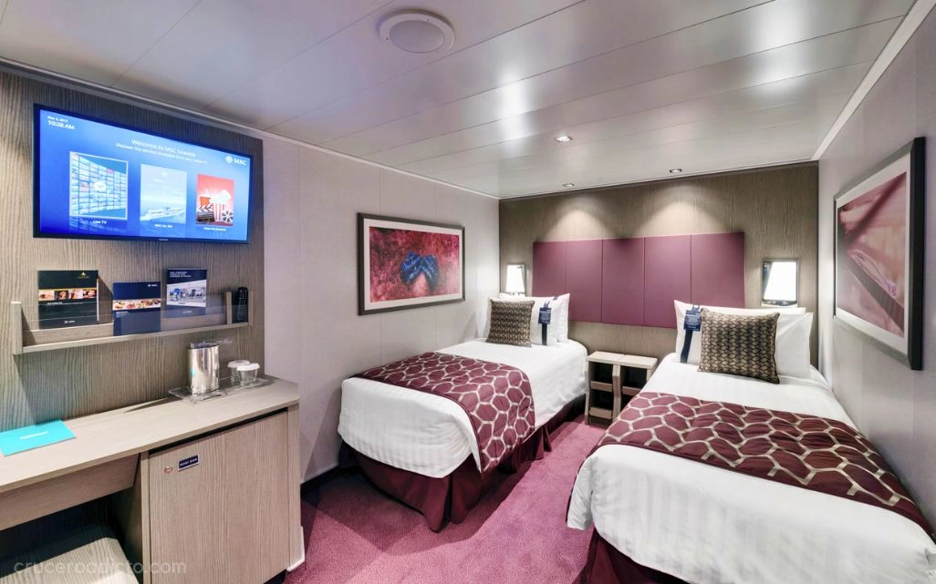 Camarote interior de crucero moderno — perfectamente equipado, sin ventana, oscuridad total para dormir mejor