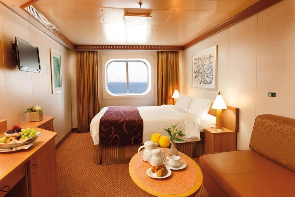 Camarote exterior de crucero con ventana y luz natural — vistas al mar desde la habitación