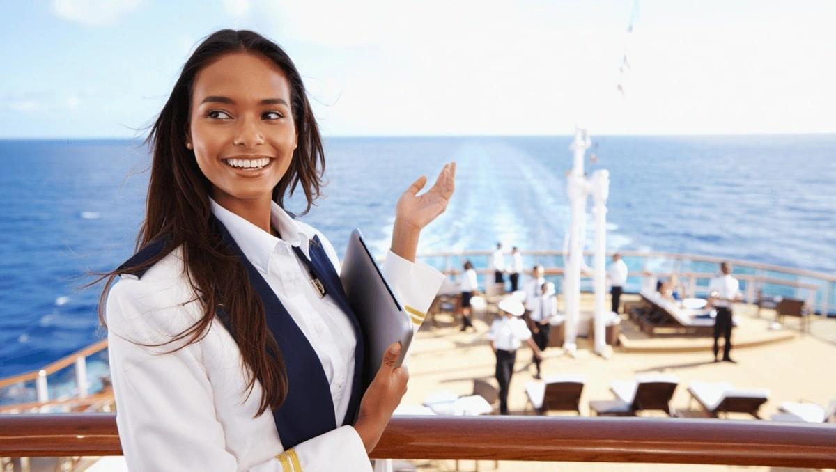 Camarero en restaurante de crucero atendiendo mesa con elegancia — las propinas automáticas cubren al personal de restauración, cabina y zonas comunes
