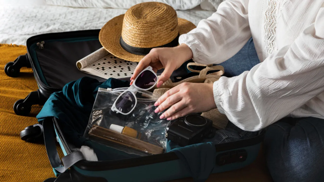 Qué llevar en un crucero — maleta lista para embarcar
