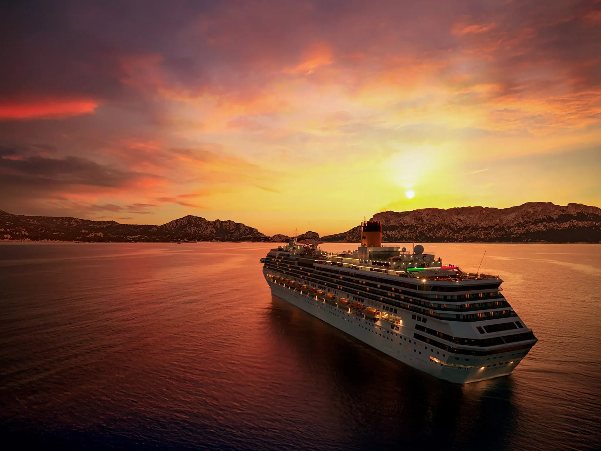 Gran crucero moderno navegando en el Mediterráneo al atardecer — el destino ideal para un primer crucero desde España