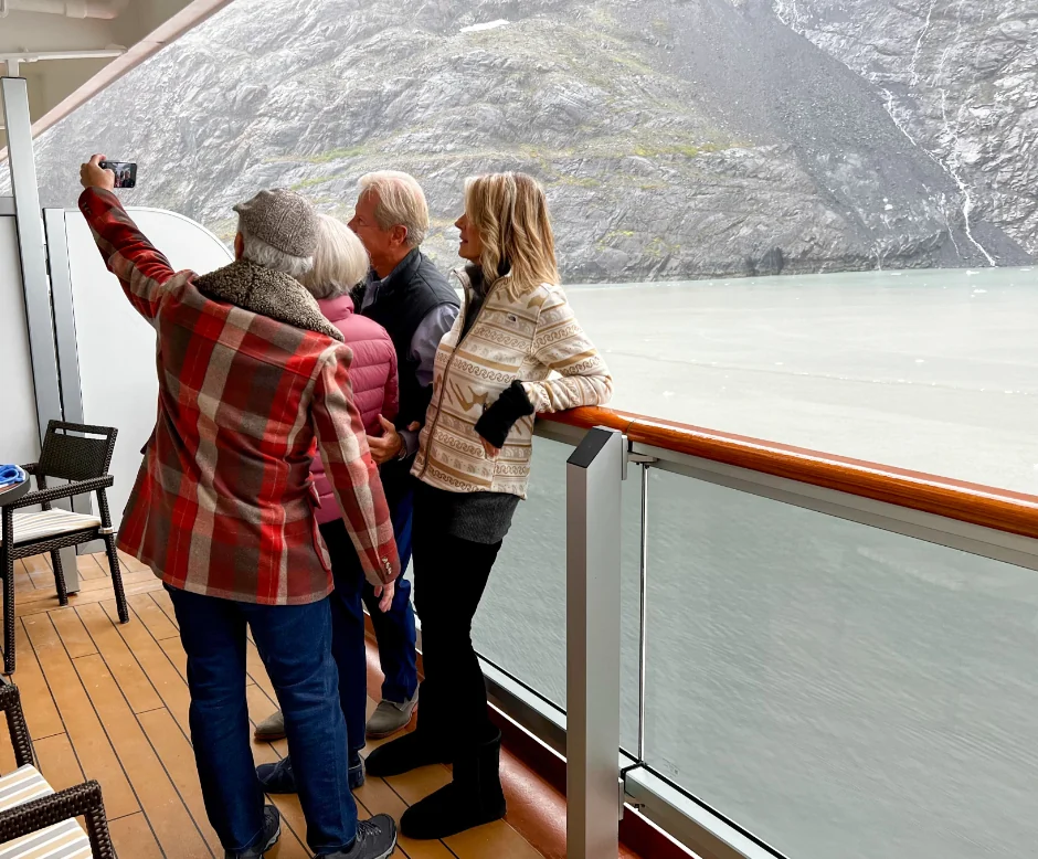 Vista desde el balcón de un crucero navegando por los fiordos noruegos — el balcón se amortiza completamente en este destino