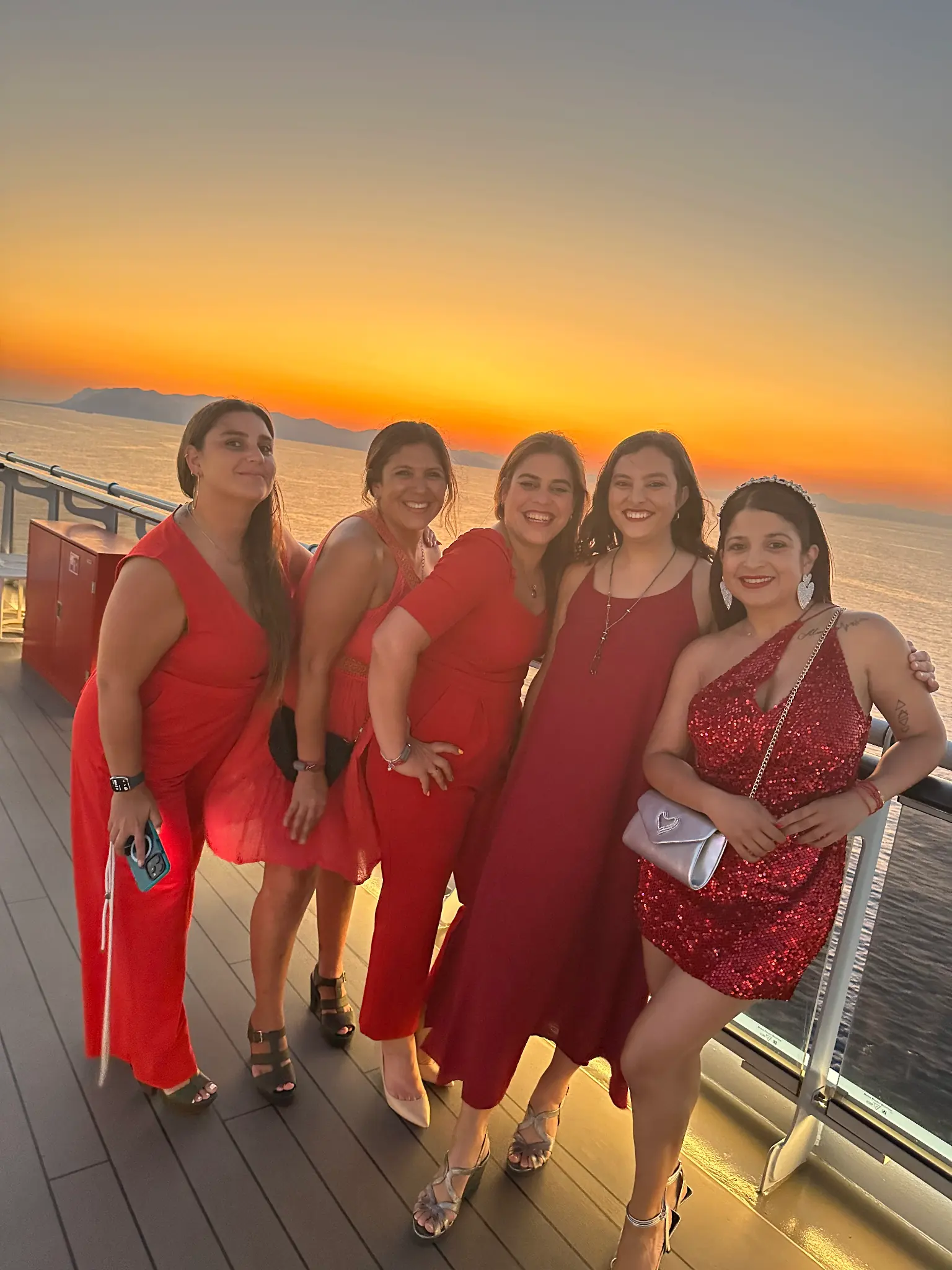 Personas disfrutando de la cubierta de un crucero
