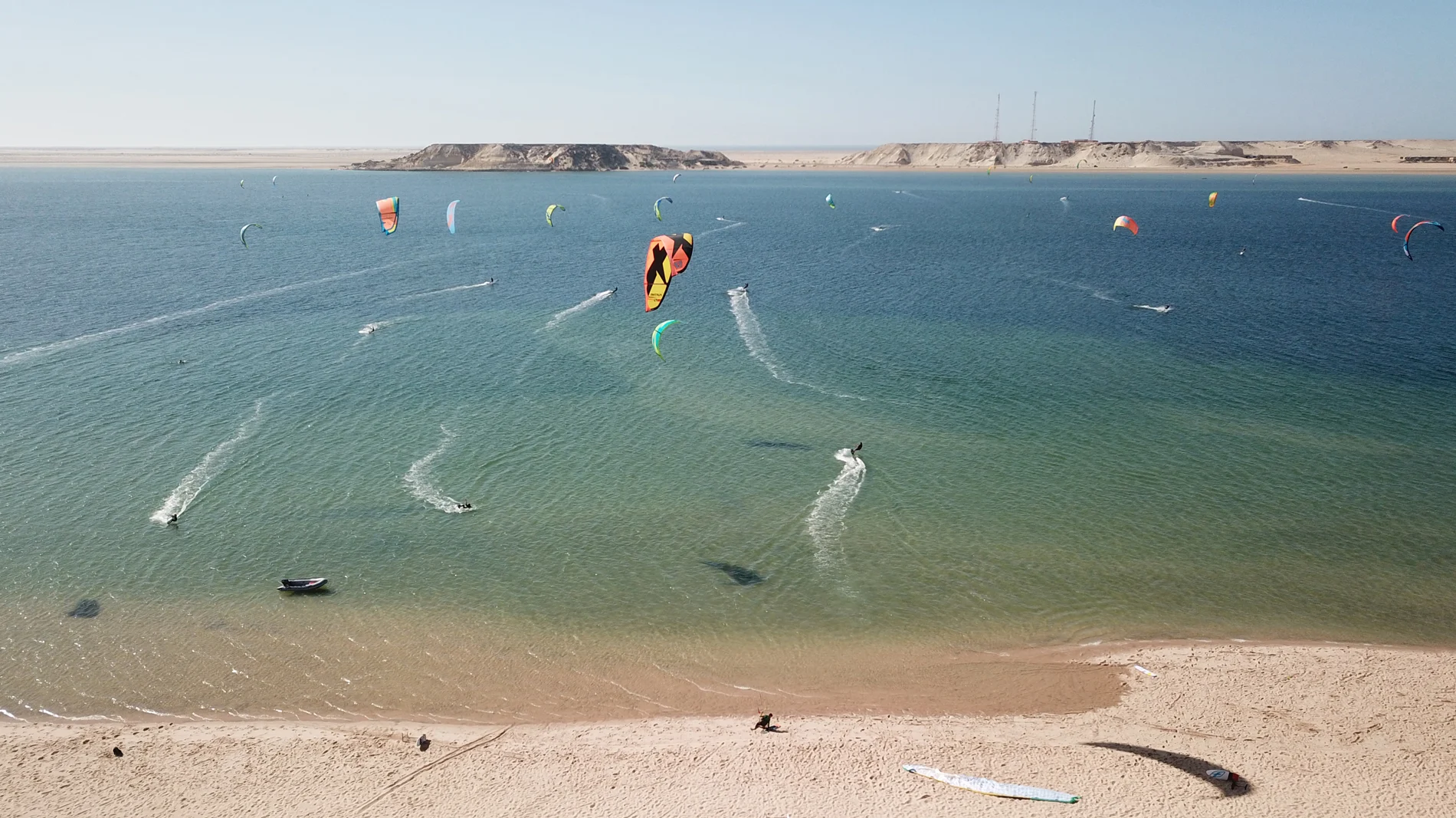Kitesurf en una playa remota de aguas cristalinas