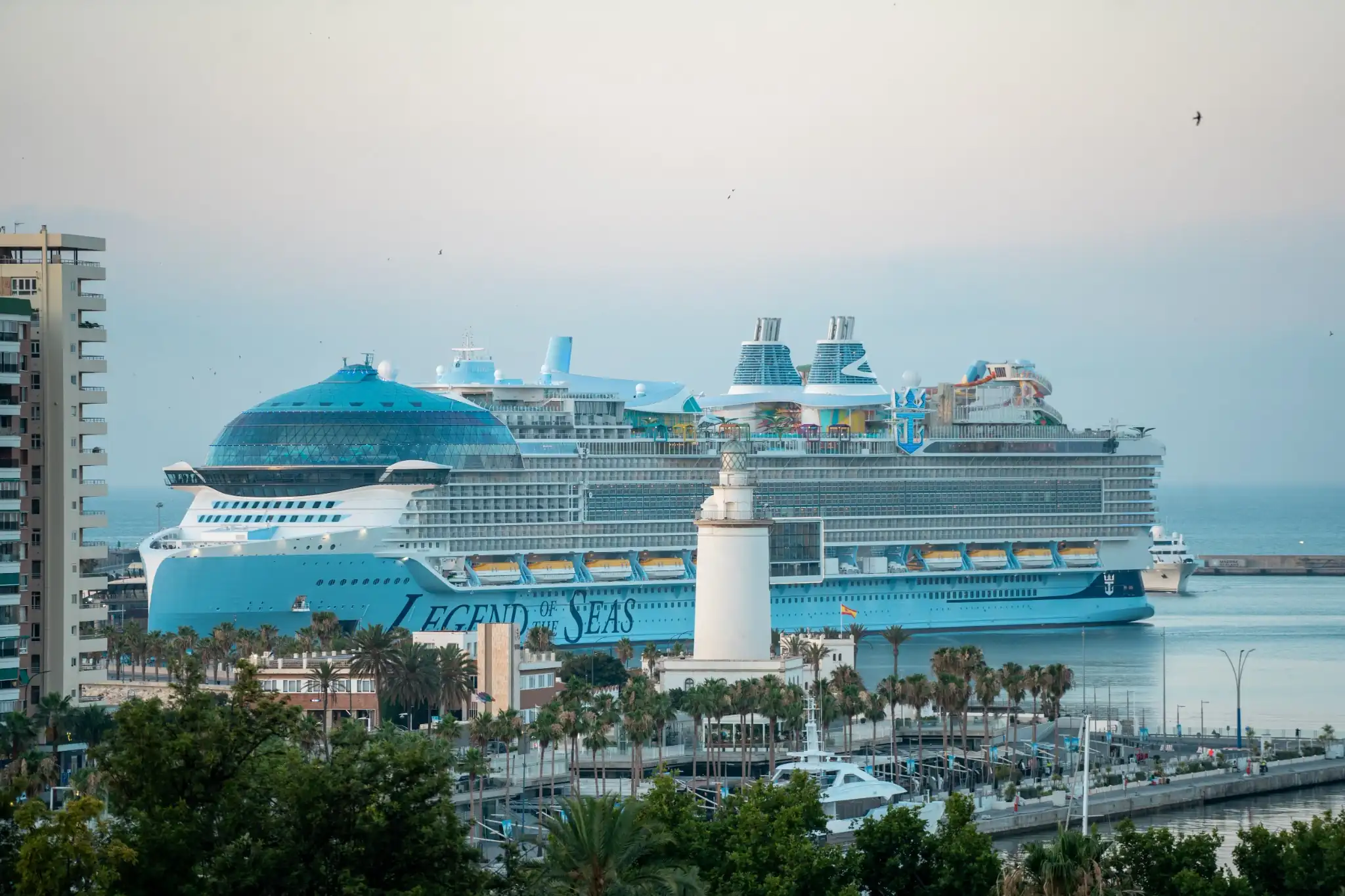 Puerto mediterráneo con crucero atracado junto al casco histórico de la ciudad — excursiones independientes desde el muelle