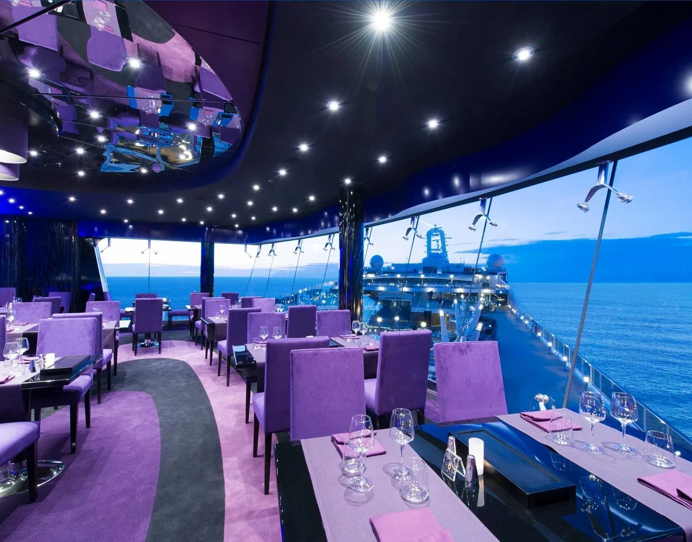 Elegante restaurante a bordo de un crucero durante la noche formal con pasajeros bien vestidos