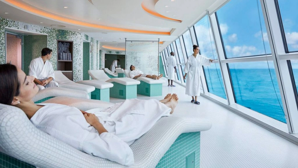 Sala de spa de crucero con camillas y ambiente relajante — los tratamientos de spa añaden un 18-20% de propina sobre el precio cotizado