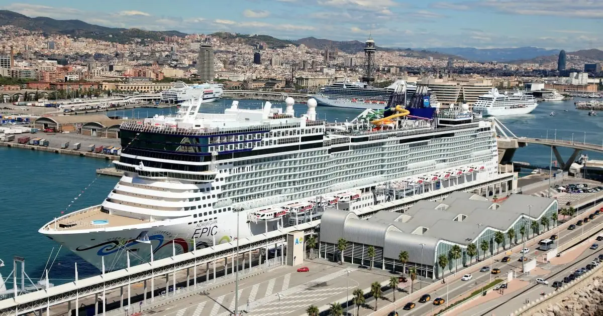 Terminal portuario de cruceros con pasajeros haciendo cola para embarcar — el proceso dura entre 1 y 2 horas en puertos grandes